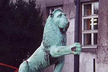 Az R épület    kapuját őrző oroszlán