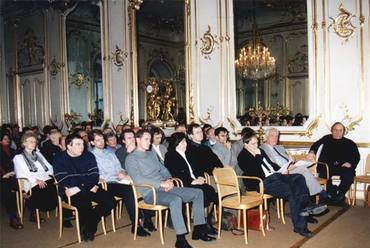 A kép közepén a közönség soraiban ül    Edit, a Mesteriskola titkára