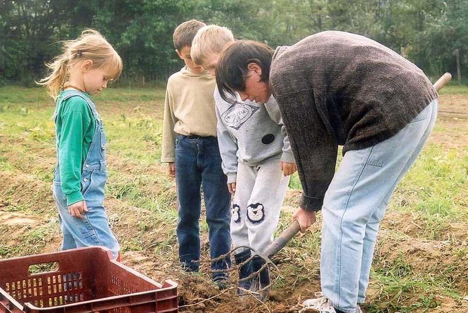 Kertészkedő gyerekek a Nyitott kertben. (fotó: M. Hayes)