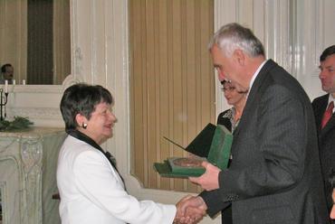 A sümegi Városvédő és Szépítő Egyesület nevében Tanai Károlyné vette át a díjat