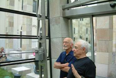 Irving Lavin és Frank Gehry a Páva utcai Holocaust Emlékhelyen