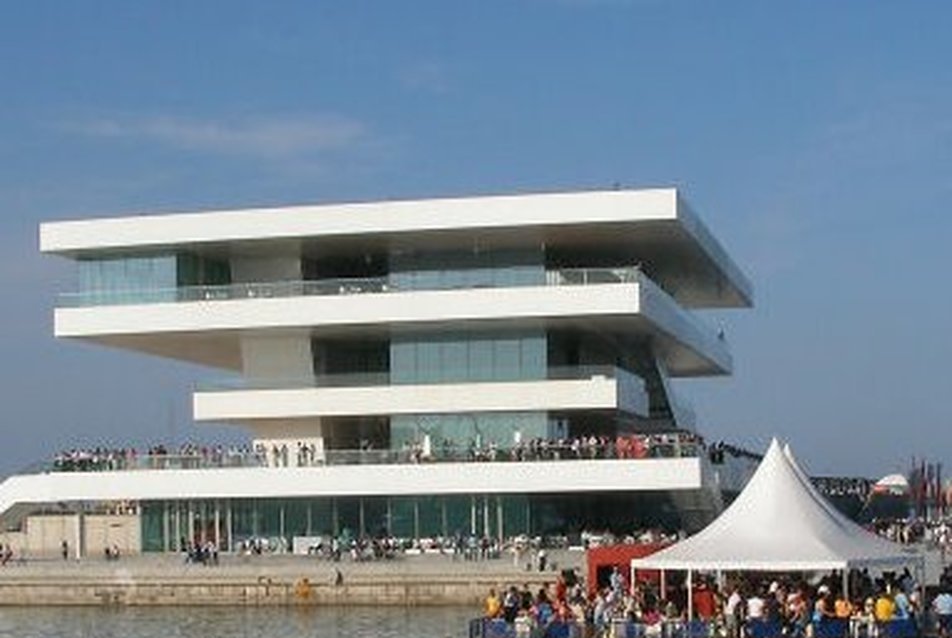 Az America’s Cup nemzetközi vitorlásverseny központi VIP pavilonja Valenciában