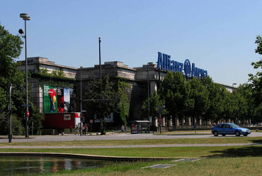 az Arena emblémája a Haus der Kunst bejárata felett