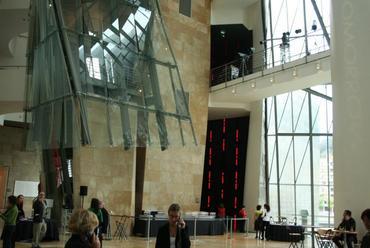 A Guggenheim Múzeum csarnoka az eredményhirdetés előtt