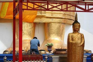 Bangkok, nagy álló buddha lábainál