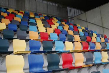 a stadion székei színesek, hogy soha ne tűnjön üresnek a lelátó
