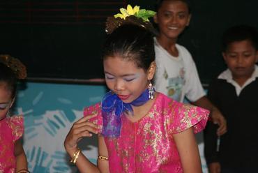 Kuala Lumpur, gyerekek táncot tanítanak az iskolában a külföldi vendégeknek