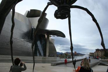 Pókszobor a Guggenheim Múzeum mellett
