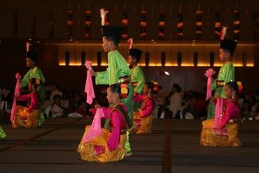 Kuala Lumpur, gyerekek a maláj zenés-táncos bemutatón