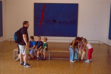 Miró kép a múzeumban
