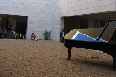 Zene és épitészet – Bernardo Sassetti 6 órás koncertje közben a Siza pavilon patiojában
