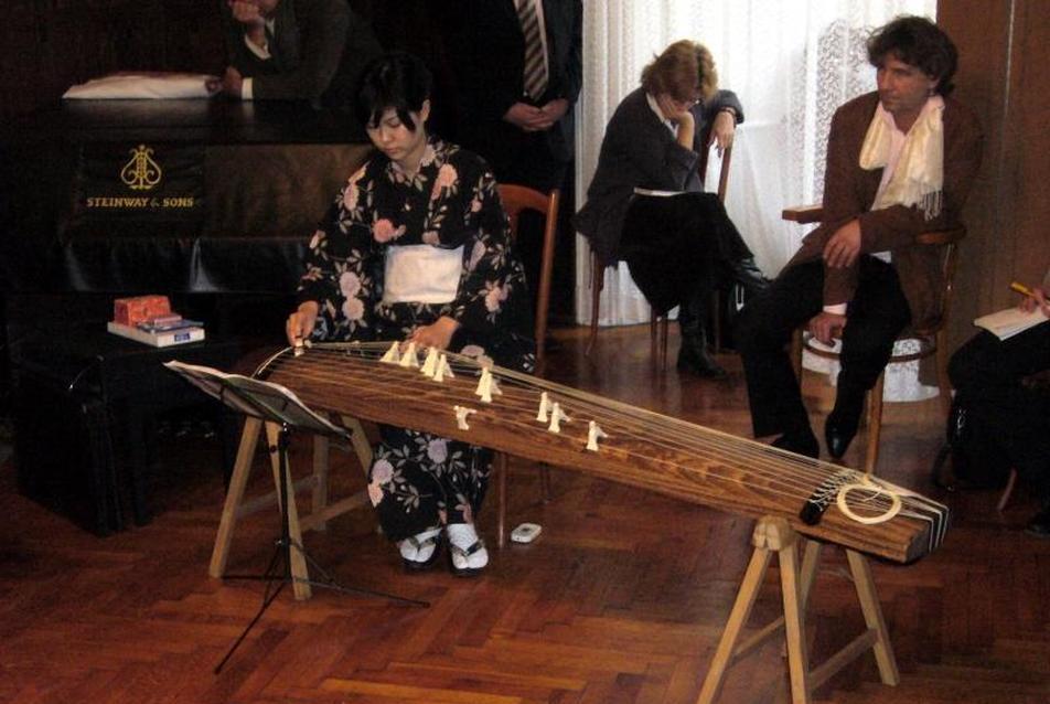 egy japán hallgató bemutatta a koto japán hangszert