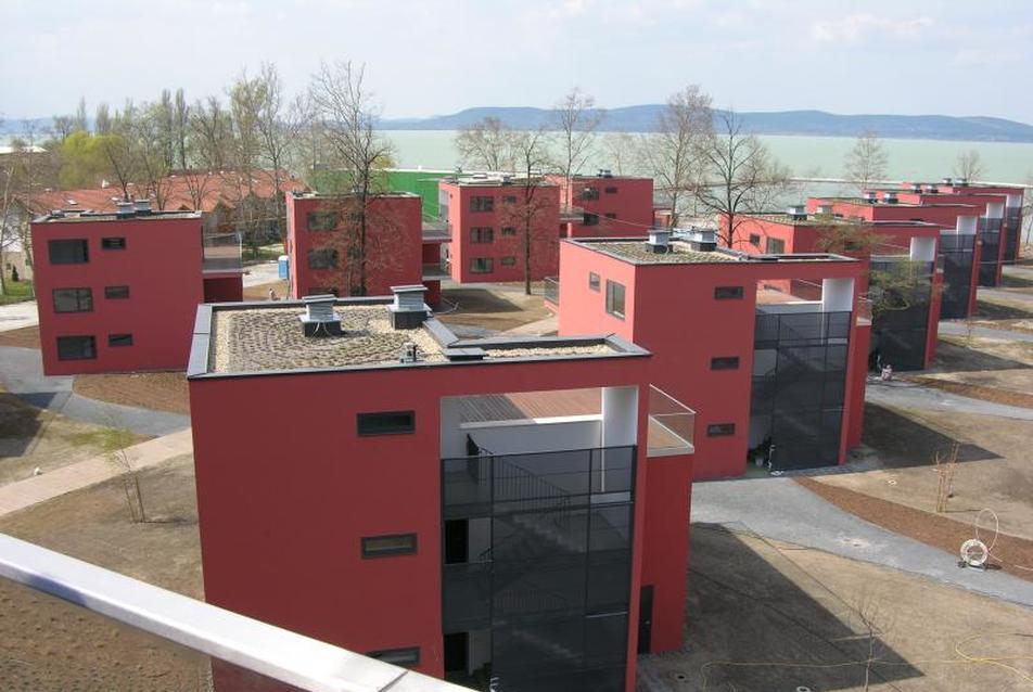 Tóparti látomás / BL Yachtklub és apartmanegyüttes, Balatonlelle