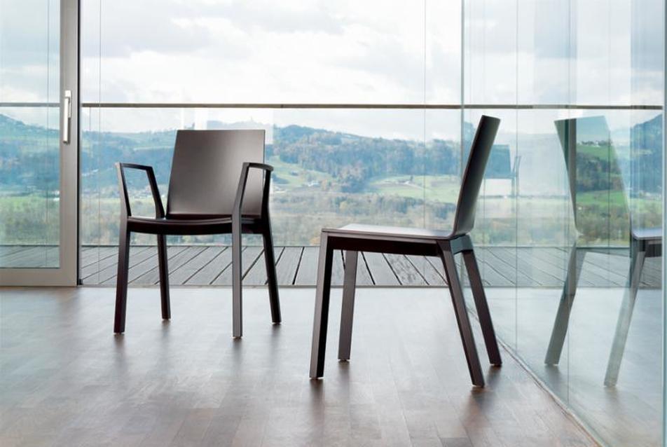 A Wiesner-Hager arta székcsaládja fordulópontot jelent a favázas székek gyártásában.