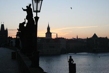 A Károly-híd hajnalban; fotó: vm