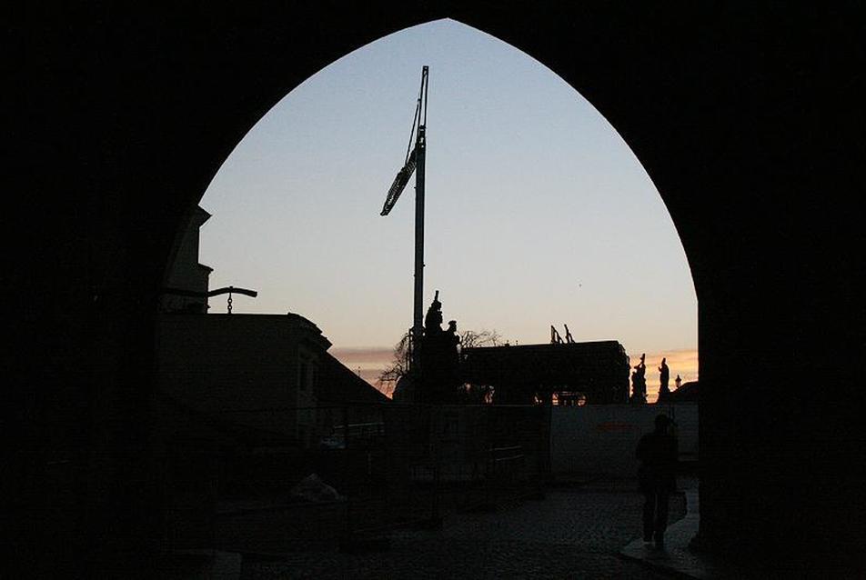 A Károly-híd felé menvén hajnalban; fotó: vm