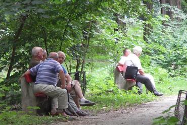 Népliget - nyugdíjasok az elhagyatott sétányokon