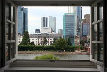 Frankfurti látkép a múzeum ablakából