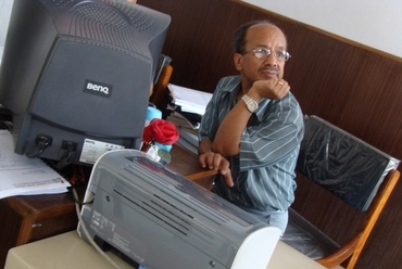 Prakash ideiglenes munkaszobájában