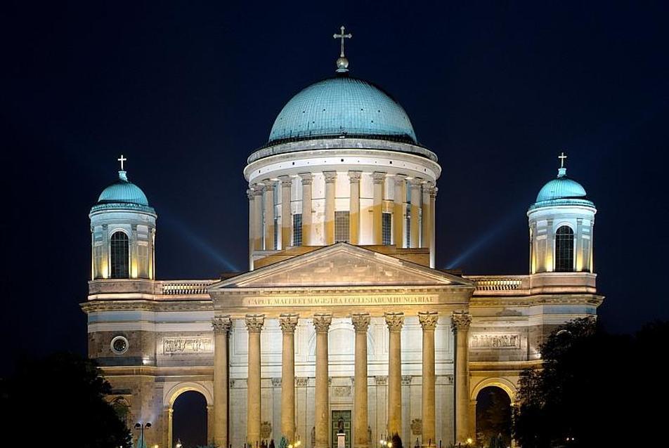 Az Esztergomi Bazilika díszvilágítása