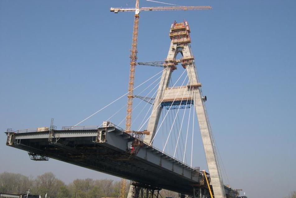 a híd építés közben