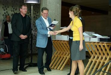 Dimitrijevic Tijana átveszi a diplomadíjat