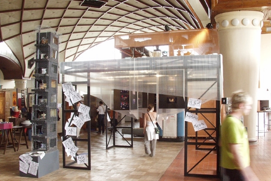 A magyar látványtervezői iskola kiállítása a csarnokban 2003-ban