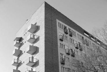 Uránváros: tégla- és kőburkolatos épület az Esztergár Lajos úton