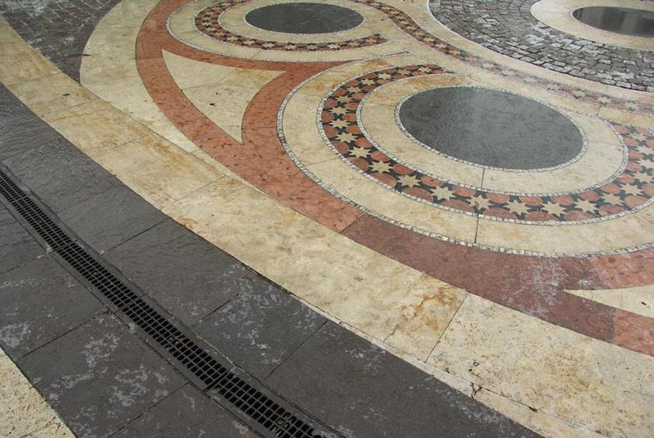 Török szőnyeg a Szent István téren - barokkos túlzás