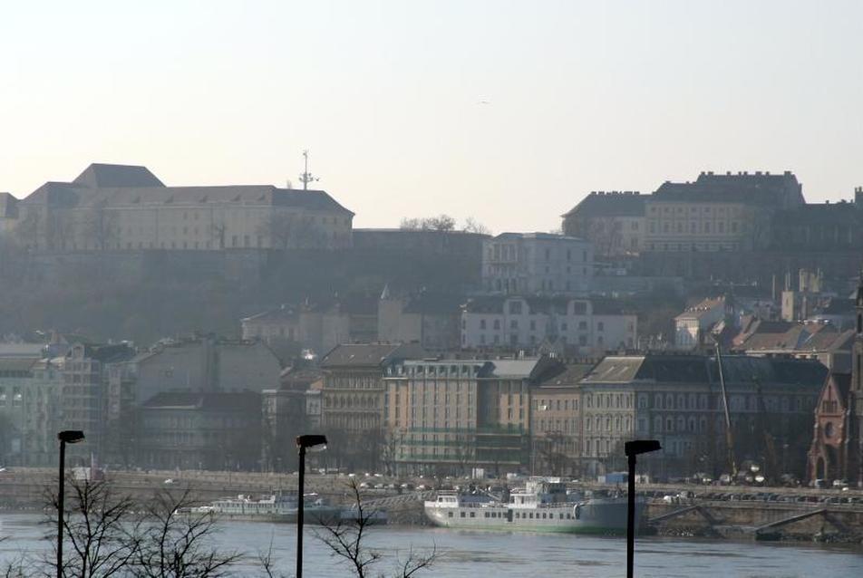 Szmogriadó: életbe lép a riasztás Budapesten, a fele autóforgalom leáll!