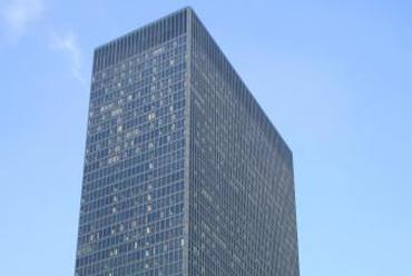 IBM Plaza, Chicago (tervezte Ludwig Mies van der Rohe, 1973)