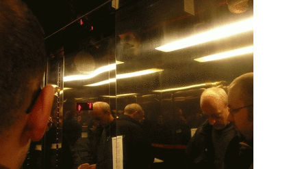 a vertikális közlekedés terei: reflexiók és tükröződések. Négyen a liftben, Jan Stempel vezeti körbe az epiteszforum.hu stábját