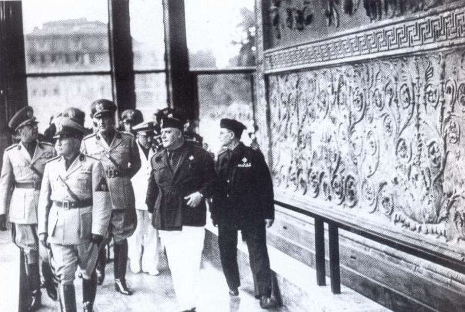 Mussolini a rekonstruált oltárral