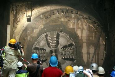 4-es metró fúrópajzsának Fővám téri áttörése