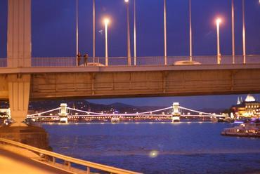 Az Erzsébet híd mögött a kivilágított Lánchíd / fotó ef