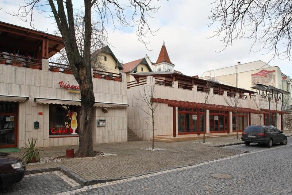 Kisfaludy utcai üzletház, Balatonfüred, fotó: Hajdú József