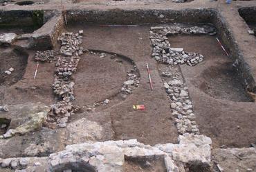 A 3. századi épületek alapozása az apszisos záródású korai bazilikával