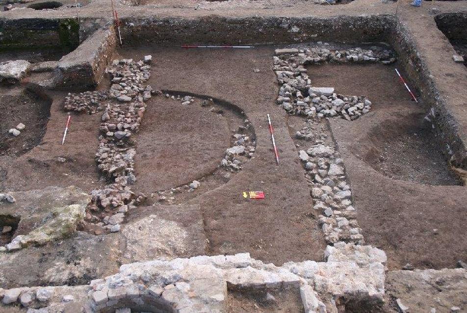 A 3. századi épületek alapozása az apszisos záródású korai bazilikával