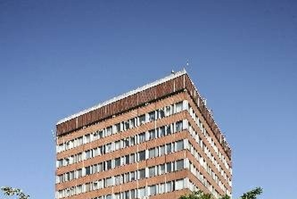 a BME Dunaparti tanszéki épülete, a "Z" (1983); építész: Nagy Elemér