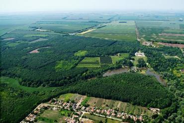 A kastély és a park madártávlatból