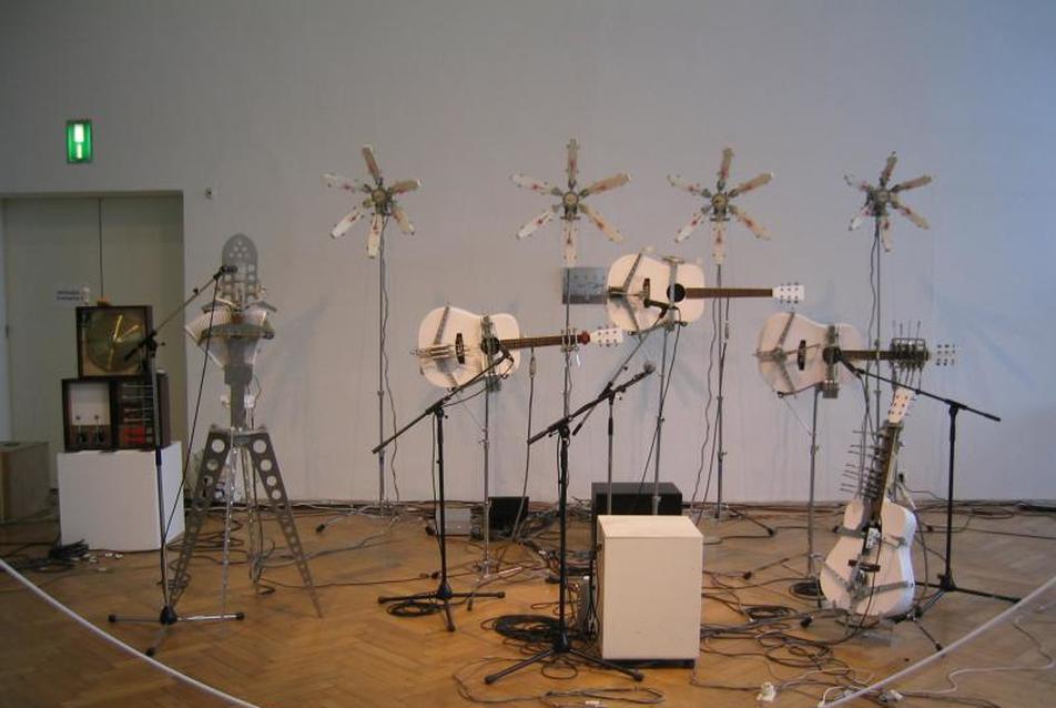Maywa Denki tárgyak a 2003-as Ars Electronica kiállításon Tsukuba Series fotó: perika