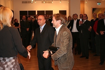 Iman Shah (balra) és Schinagl Gábor átveszi a díjat