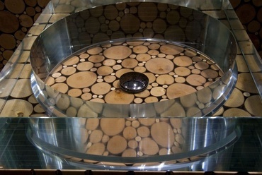 Ez a gyönyörűséges fürdőszoba-bútor kanadai-japán együttműködésben készült