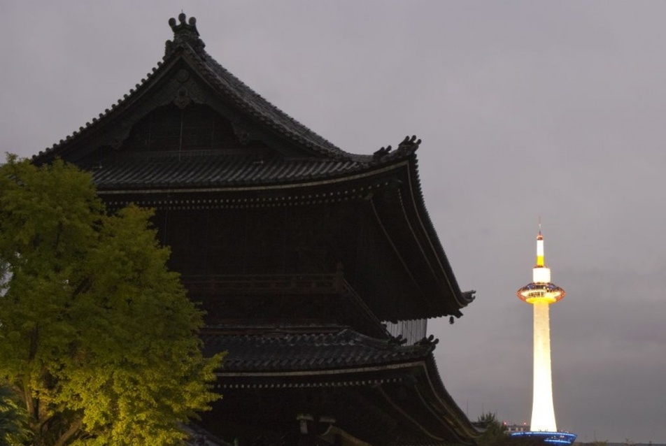 A Higashi Hongan-ji templom kapuzata, háttérben a Kyoto Tower