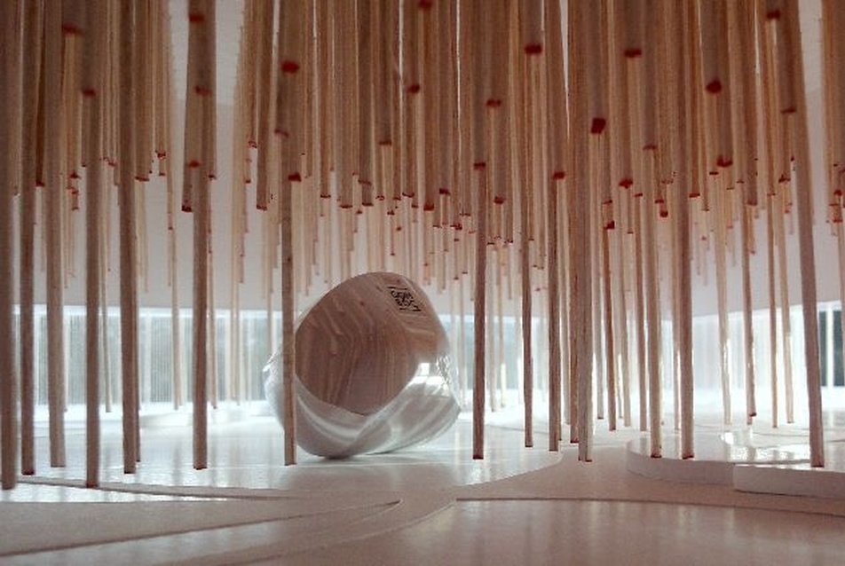 Pavilonbelső a 2,5 m-es magasfényűre polírozott rozsdamentes acél Gömböc–formával, mely átformálva tükrözi vissza környezetét