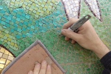 restaurált mozaikfelület tisztítása