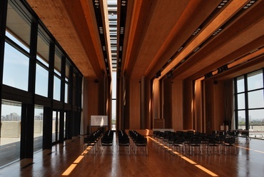 Mokuzai Kaikan, Tokió - nagyterem. Építészet: Tomohiko Yamanashi, Nikken Sekkei - fotó: Várhelyi Judit
