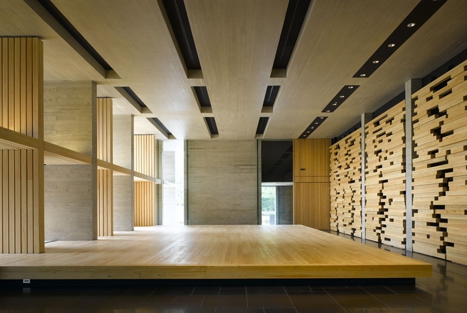Mokuzai Kaikan, Tokió - kiállítóterem. Építészet: Tomohiko Yamanashi, Nikken Sekkei - fotó: Noda (Gankosha Studio)