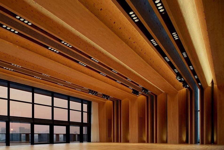 Mokuzai Kaikan, Tokió - nagyterem. Építészet: Tomohiko Yamanashi, Nikken Sekkei - fotó: Noda (Gankosha Studio)