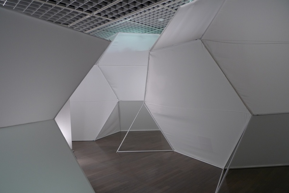 Toyo   Ito installációján átsétálva egy újfajta térgeometria élményét lehet   kipróbálni. Fotó: Kovács   Bence.